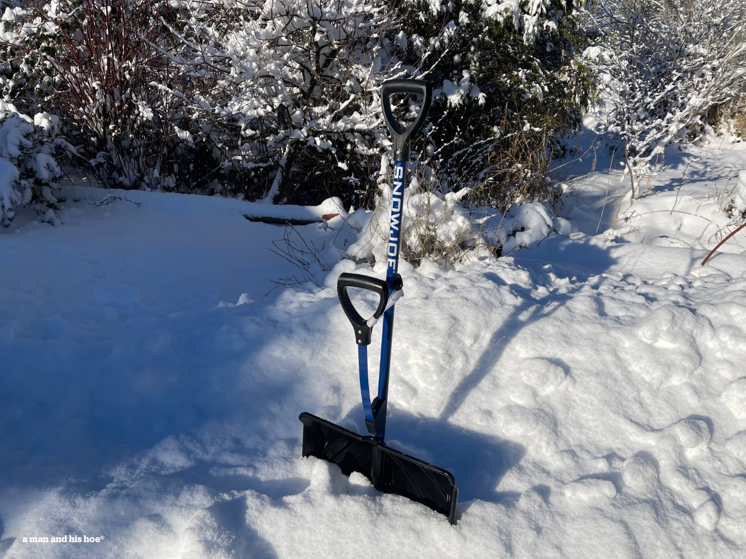 Snow shovel with extra handle
